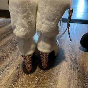 Elegant White Fur-Trimmed Women's Boots